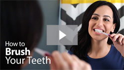 A women brushing her teeth