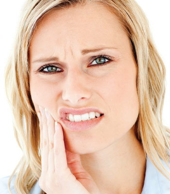 A Women facing tooth pain